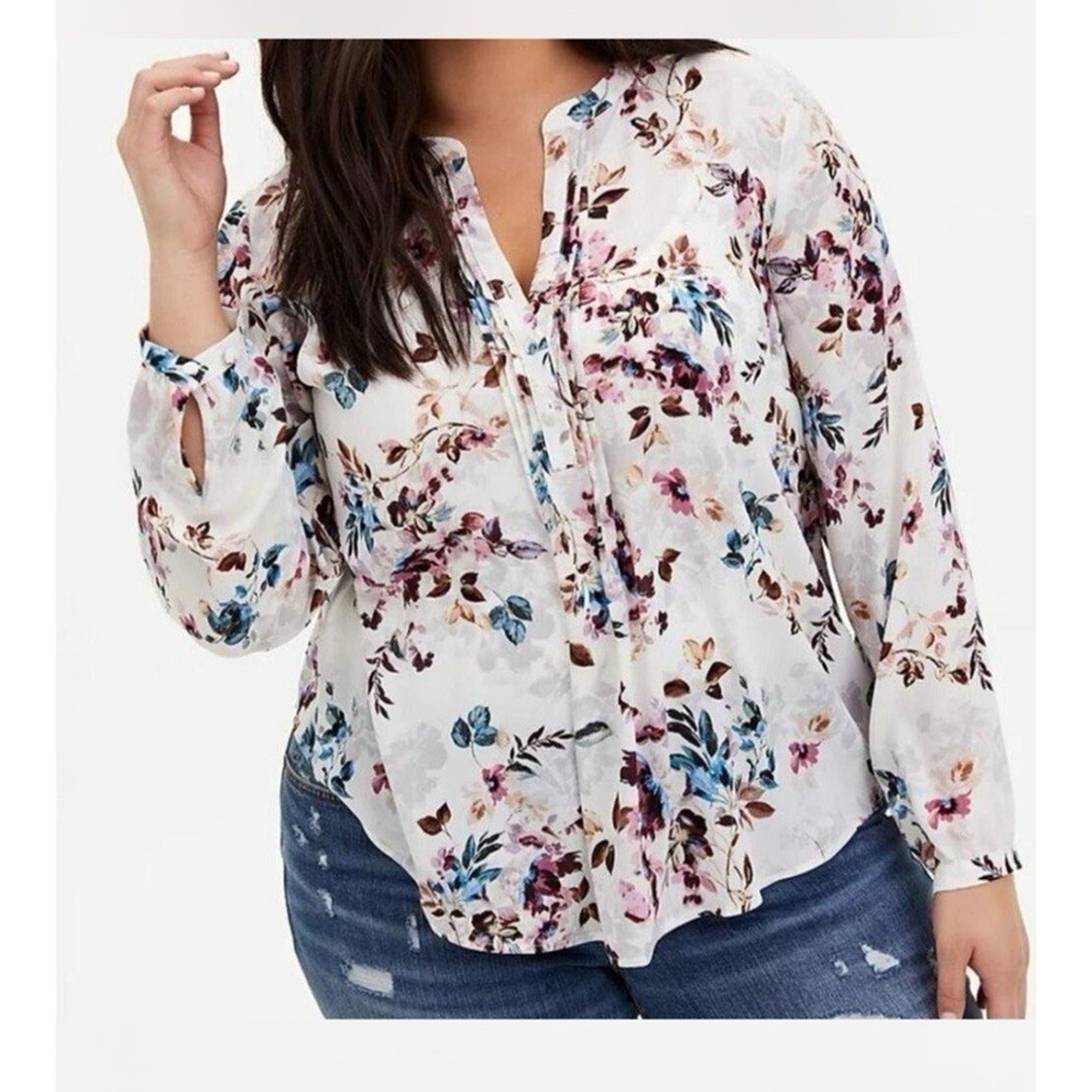 Torrid Georgette Pin Tuck Top Blouse Ivory Floral Flowy Size 0 / Large